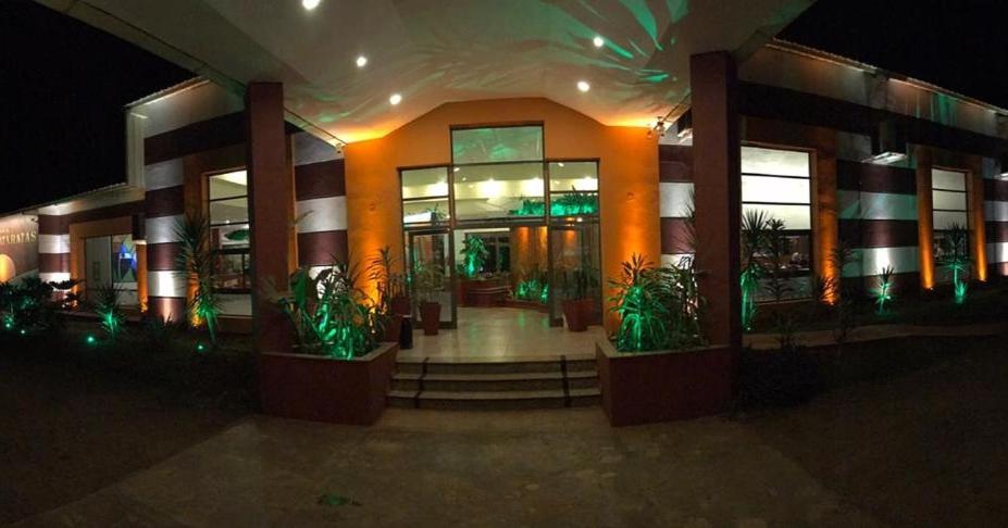 een gebouw met planten er 's nachts voor bij Hotel Sol Cataratas in Puerto Iguazú