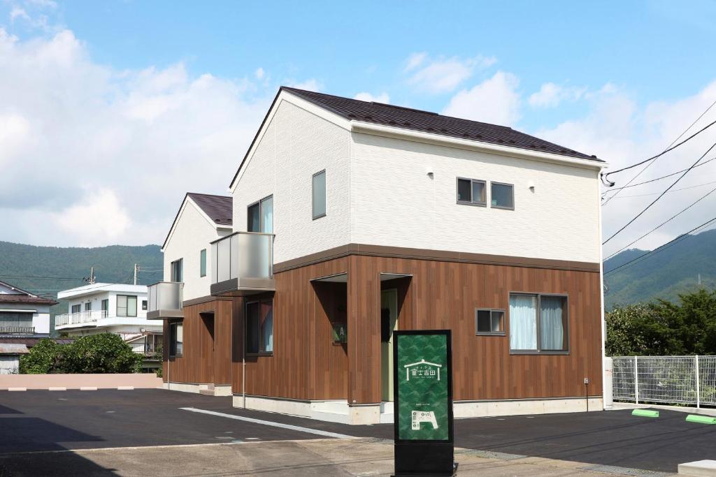 una casa con paneles de madera en el lateral en Villas Fujiyoshida, en Fujiyoshida