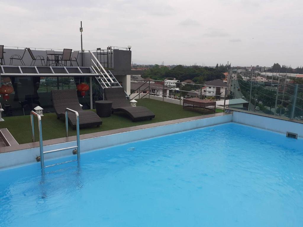Bazén v ubytování The Greenery central suite & hotel nebo v jeho okolí