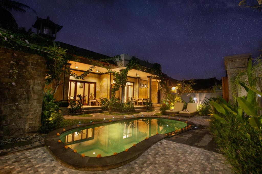 une maison avec une piscine dans la cour dans l'établissement Alam Grigis Ubud, à Ubud