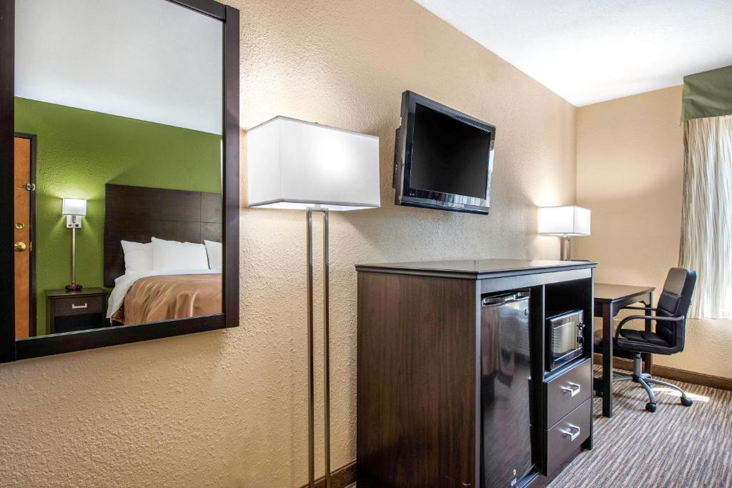 Quality Inn & Suites Brandenburg - Fort Knox - King Room - No Fumador