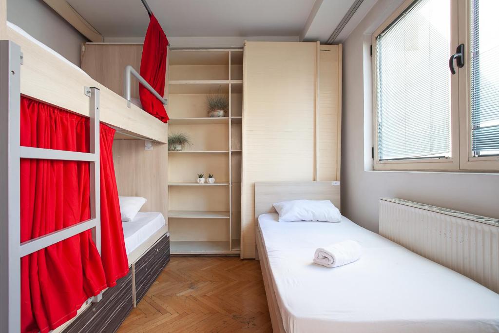 Postel nebo postele na pokoji v ubytování Urban Hostel & Apartments
