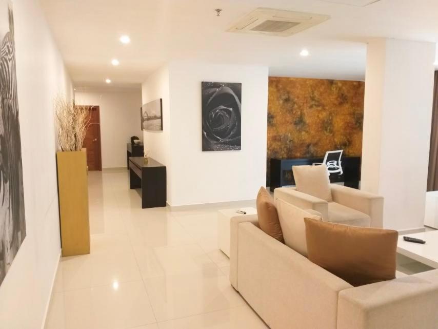 Ruang duduk di Platinum One - Private Apartment at #1 Bagatalle Road, Unit 7-1 Colombo 3