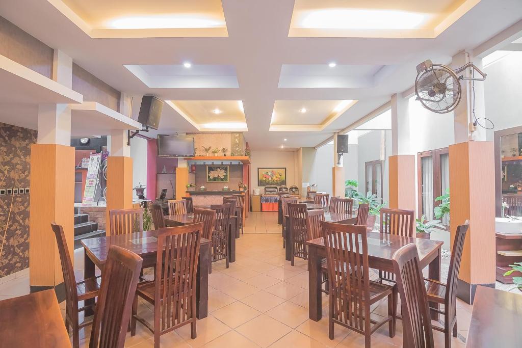 Restaurace v ubytování RedDoorz Plus Syariah at Banjarbaru 2