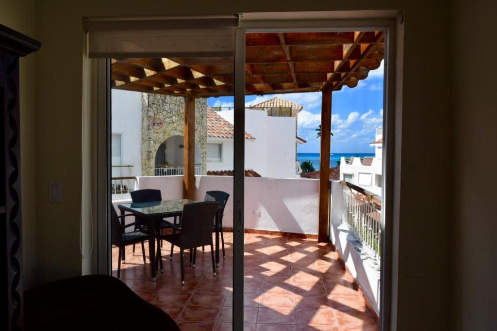 patio con mesa y sillas en el balcón en Amazing Views 2BR @CadaquesCaribe Bayahibe en Bayahibe