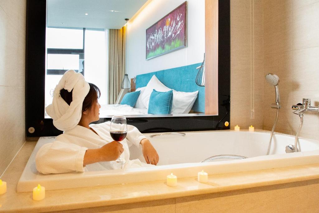 Postel nebo postele na pokoji v ubytování Maximilan Danang Beach Hotel