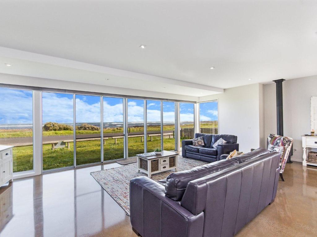 una sala de estar con un sofá y una mesa en 38 Oceane, en Port Fairy