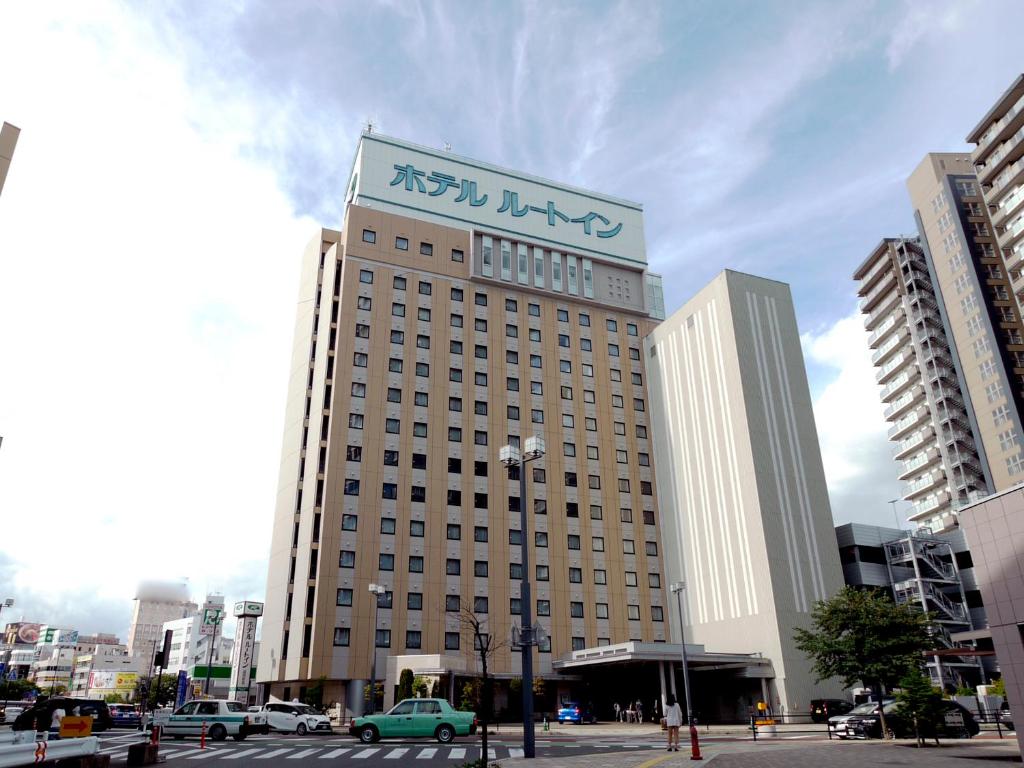 Hotel Route-Inn Morioka Ekimae في موريوكا: مبنى كبير عليه لافته