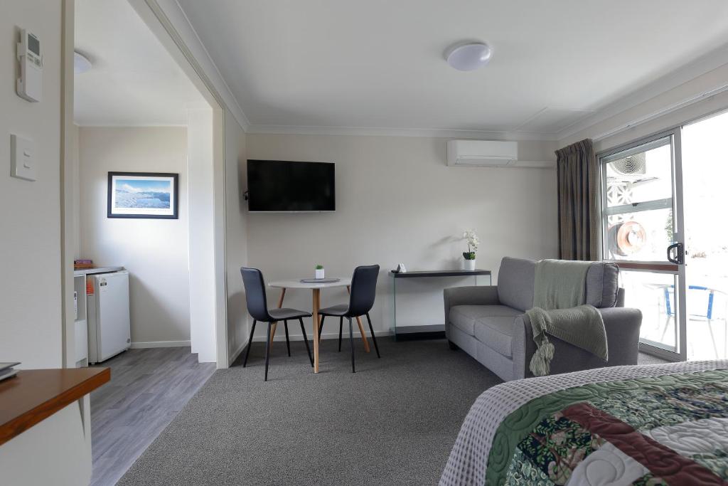 TV a/nebo společenská místnost v ubytování Aden Motel