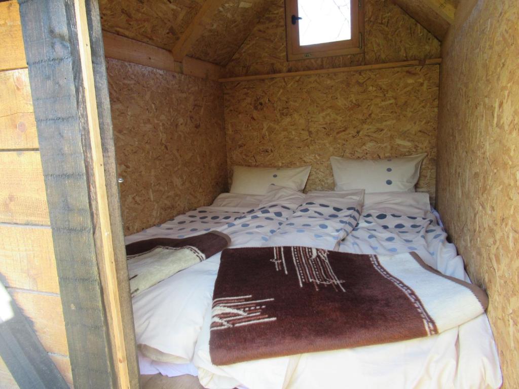 1 cama grande en una habitación pequeña en una casa en Mini-Camp SKELICA en Neštin