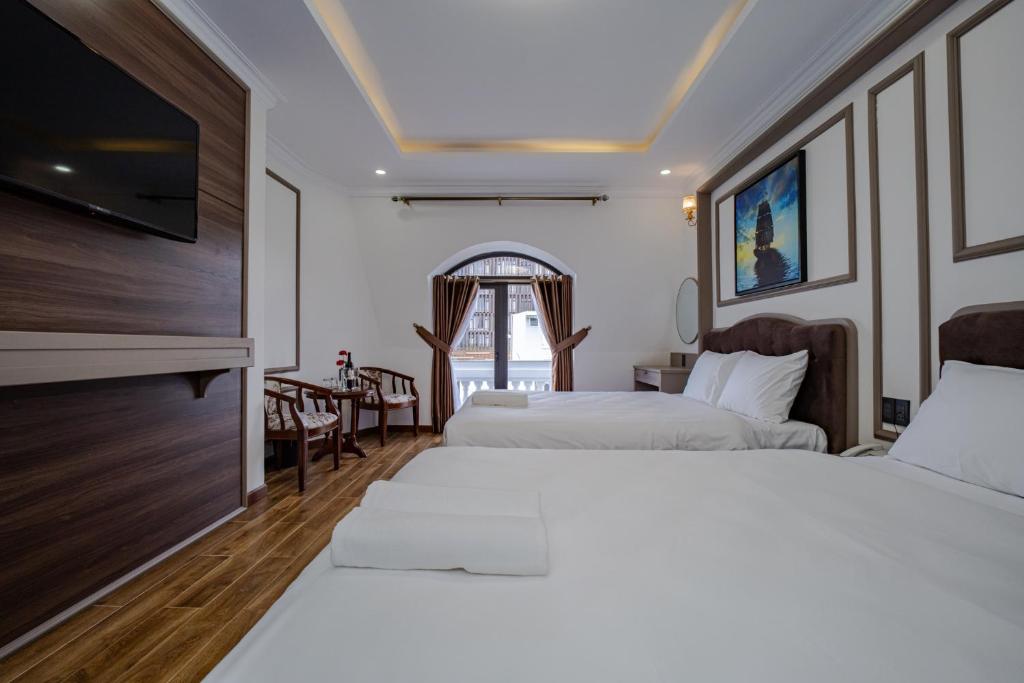 Postel nebo postele na pokoji v ubytování Win Hotel Đà Lạt