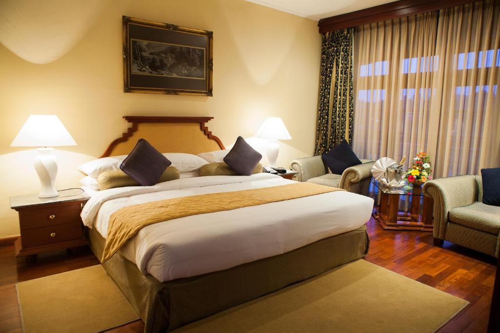 Postel nebo postele na pokoji v ubytování Mahaweli Reach Hotel