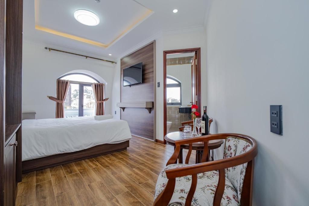 Postel nebo postele na pokoji v ubytování Win Hotel Đà Lạt