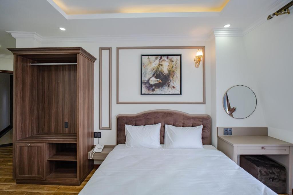 Postel nebo postele na pokoji v ubytování Win Hotel Đà Lạt