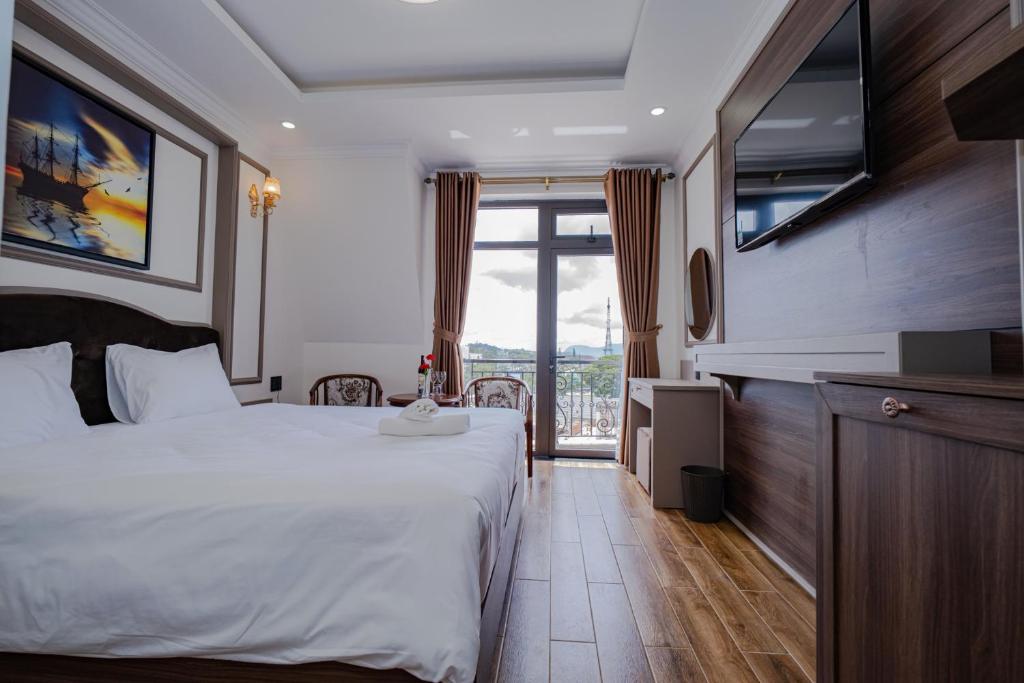 Postel nebo postele na pokoji v ubytování Win Hotel Đà Lạt