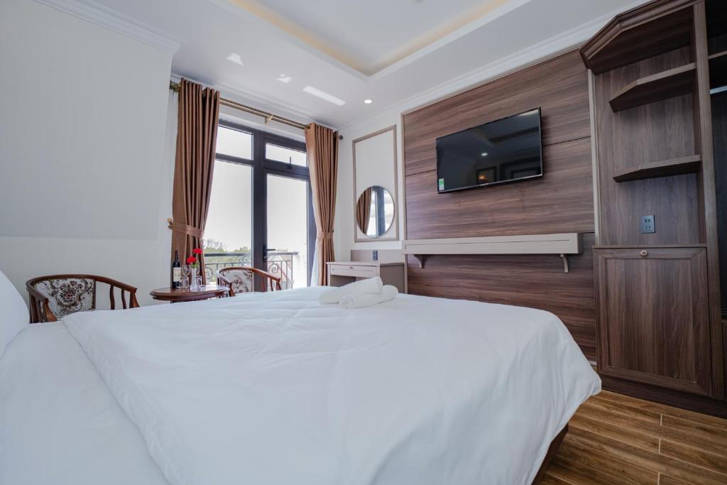 Postel nebo postele na pokoji v ubytování Win Hotel Đà Lạt
