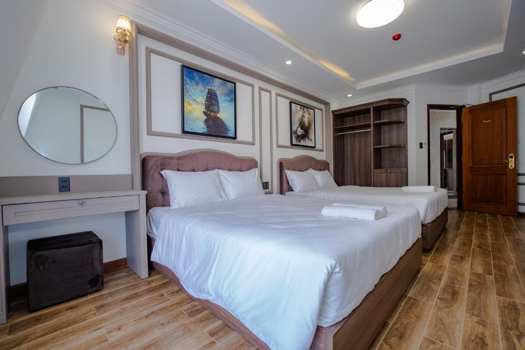Postel nebo postele na pokoji v ubytování Win Hotel Đà Lạt