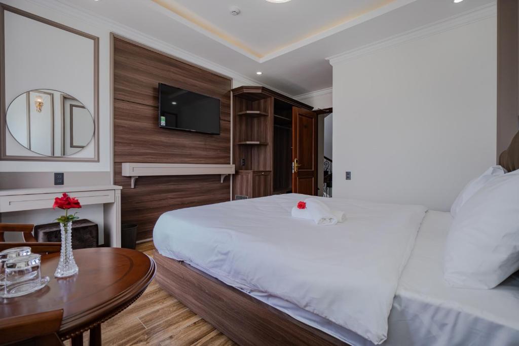 Postel nebo postele na pokoji v ubytování Win Hotel Đà Lạt