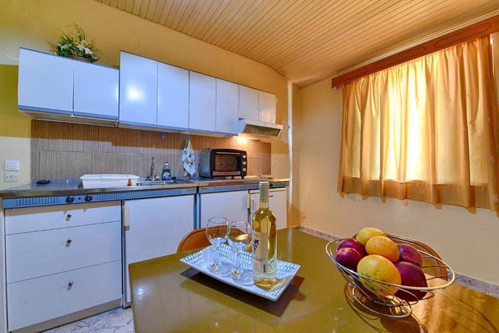 Kuchyň nebo kuchyňský kout v ubytování Ionis Hotel