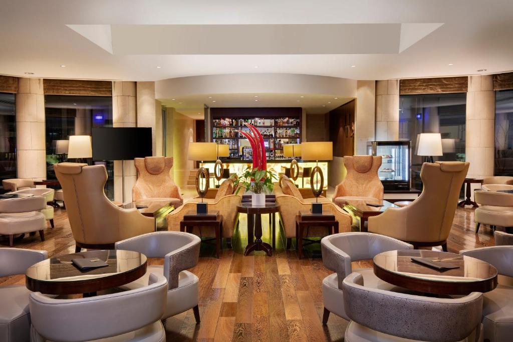 Posezení v ubytování Crowne Plaza Bucharest by IHG