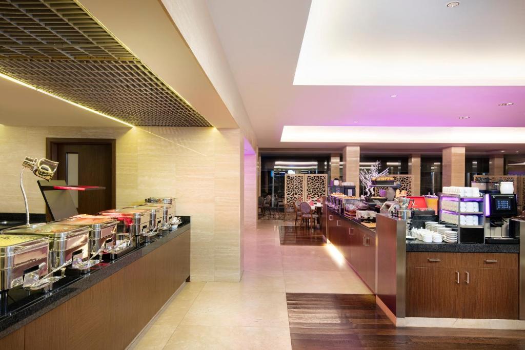 Kuchyň nebo kuchyňský kout v ubytování Crowne Plaza Bucharest by IHG