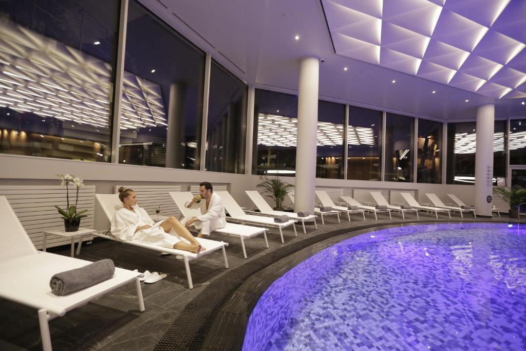Bazén v ubytování Crowne Plaza Bucharest by IHG nebo v jeho okolí