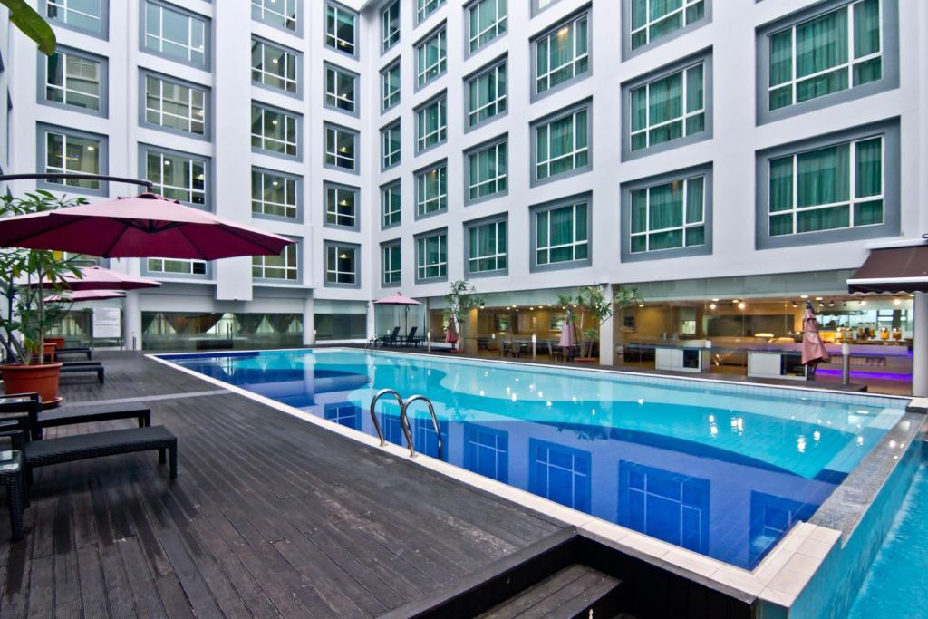 una piscina di fronte a un edificio di Pan Borneo Hotel Kota Kinabalu a Kota Kinabalu