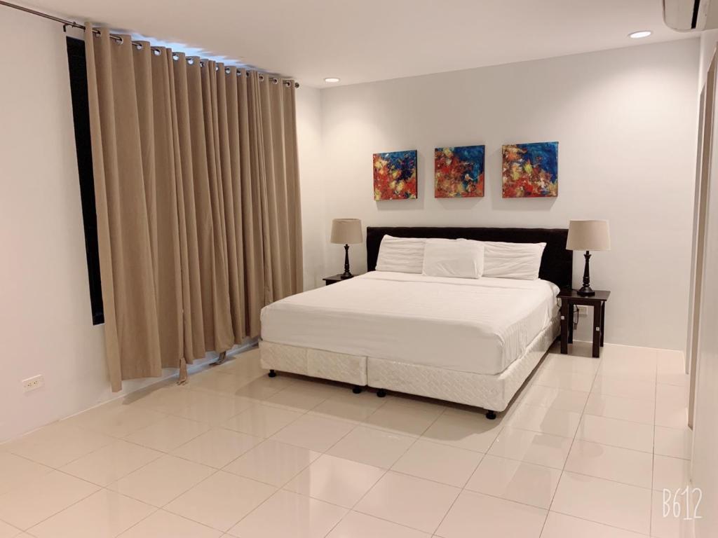 Postel nebo postele na pokoji v ubytování Tumon Bel-Air Serviced Residence