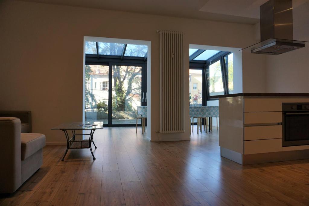 een woonkamer met een keuken en een eetkamer bij Nest in the city in Trieste