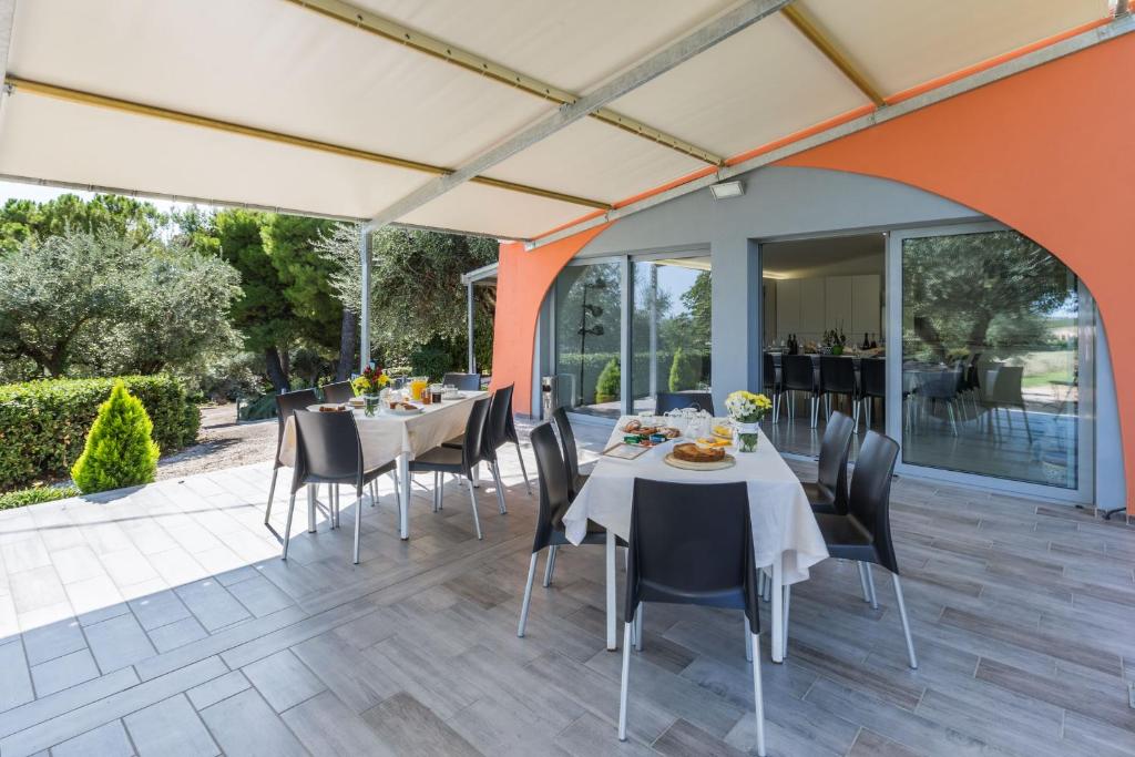 Restauracja lub miejsce do jedzenia w obiekcie Villa Lorena