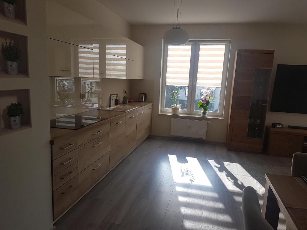 Kuchyňa alebo kuchynka v ubytovaní Apartament Bałtyk Polanki Park, basen, sauna, fitness, sala zabaw dla dzieci
