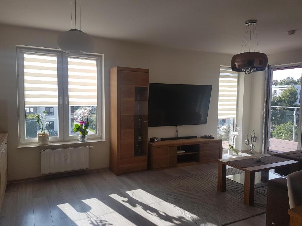 Televízia a/alebo spoločenská miestnosť v ubytovaní Apartament Bałtyk Polanki Park, basen, sauna, fitness, sala zabaw dla dzieci