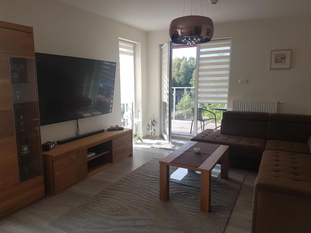 Televízia a/alebo spoločenská miestnosť v ubytovaní Apartament Bałtyk Polanki Park, basen, sauna, fitness, sala zabaw dla dzieci
