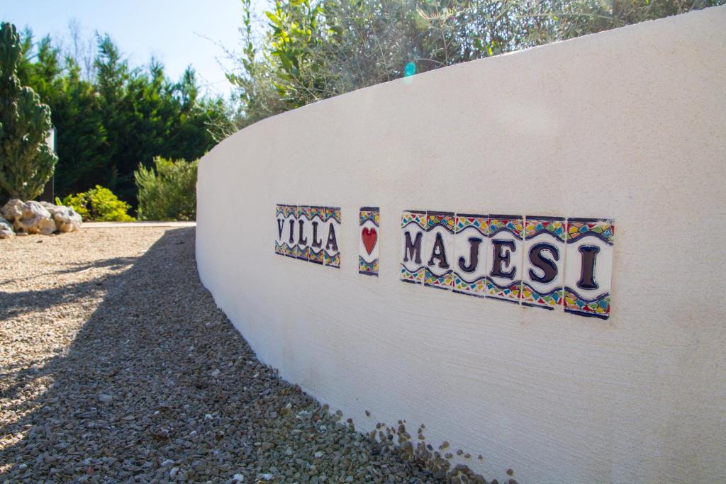 カザラーノにあるVilla Majesiの万鱗の看板を持つ壁