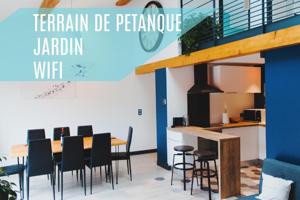a dining room with a table and chairs at Maison jardin pétanque, MEETT, Airbus, aéroport, golf in Beauzelle