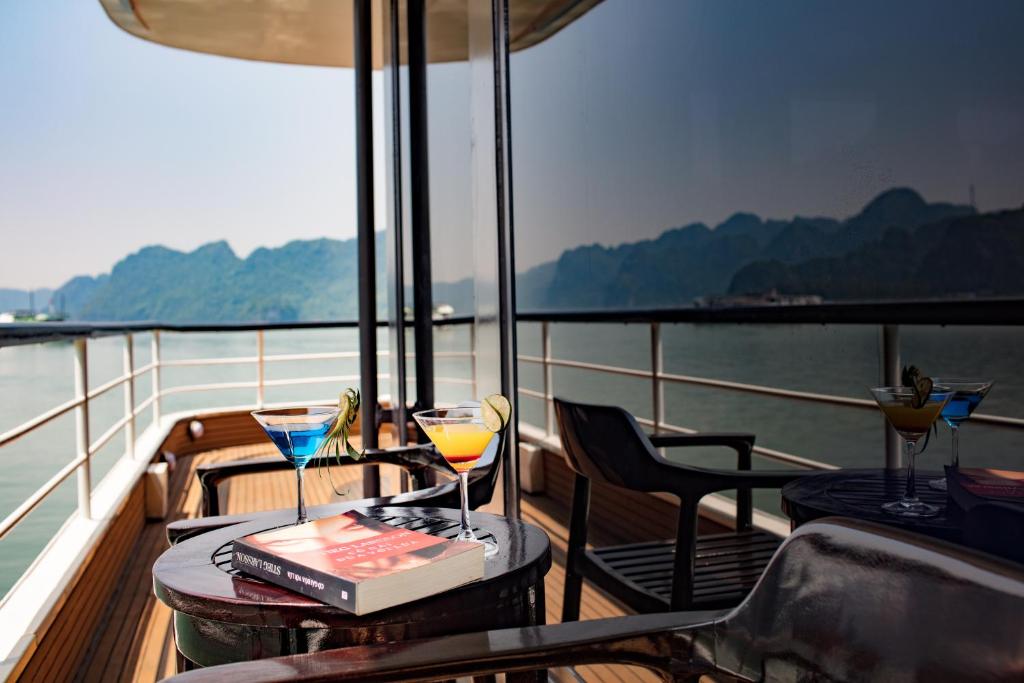 Scarlet Pearl Cruises - Wonder On Lan Ha Bay - 5