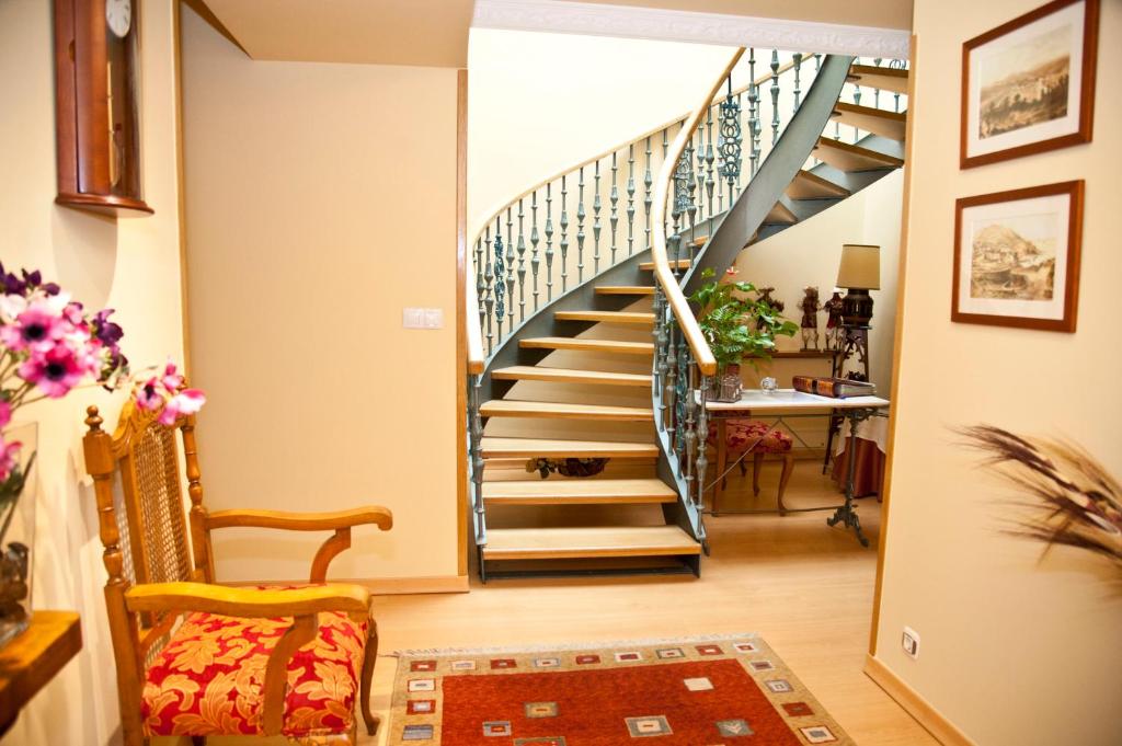 escalera en una sala de estar con escalera en Jausoro, en Arechavaleta