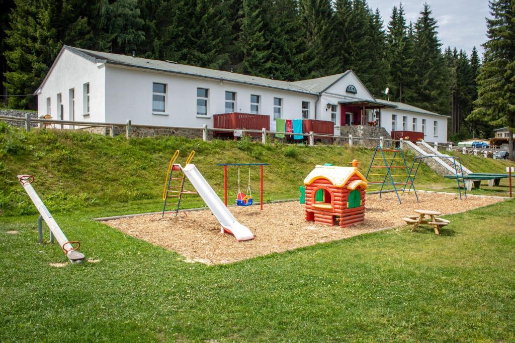 une aire de jeux avec toboggan et structure de jeu dans l'établissement Erzgebirgsidyll Breitenbrunn Ferienwohnung, à Breitenbrunn/Erzgeb.