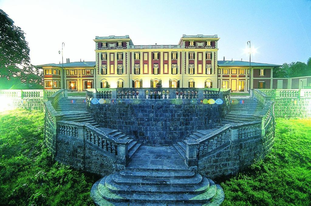 un edificio con una fuente delante de un edificio en Park Hotel Villa Potenziani, en Rieti