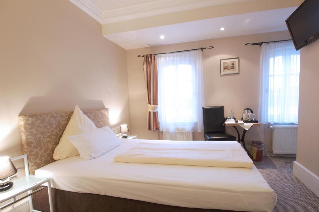 Postel nebo postele na pokoji v ubytování Hotel Am Schloss Biebrich