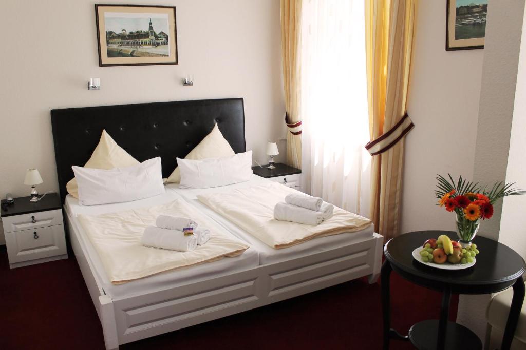 Postel nebo postele na pokoji v ubytování Hotel Am Schloss Biebrich