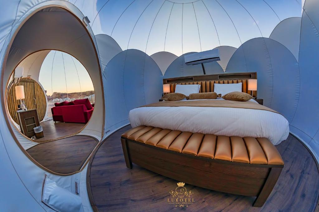 Postel nebo postele na pokoji v ubytování Wadi Rum Bubble Luxotel
