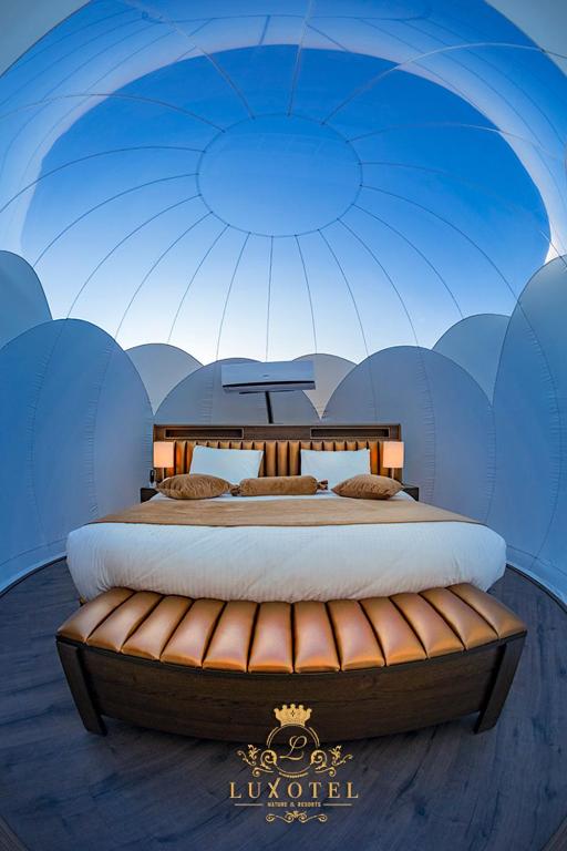 Postel nebo postele na pokoji v ubytování Wadi Rum Bubble Luxotel