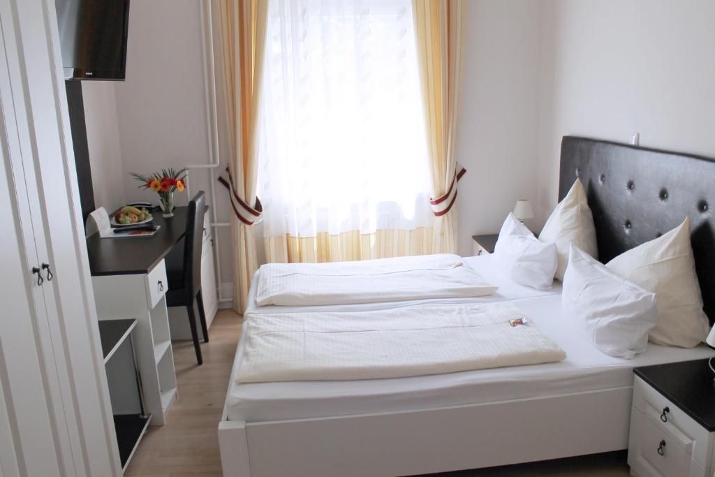 Postel nebo postele na pokoji v ubytování Hotel Am Schloss Biebrich