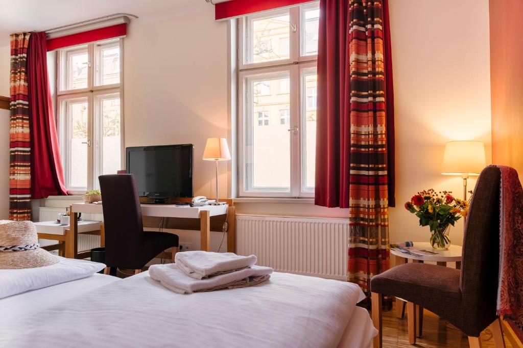 Postel nebo postele na pokoji v ubytování Hotel am Jungfernstieg