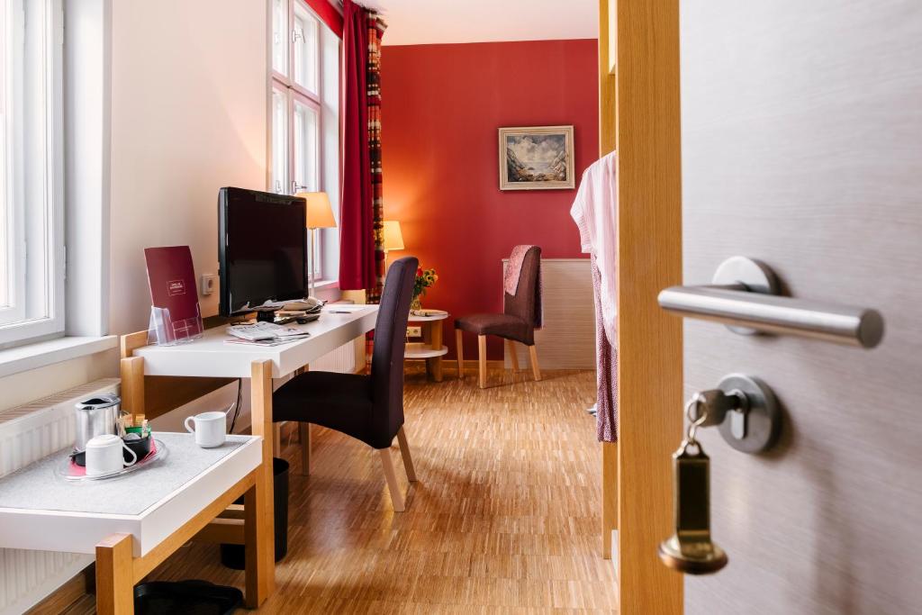 TV a/nebo společenská místnost v ubytování Hotel am Jungfernstieg