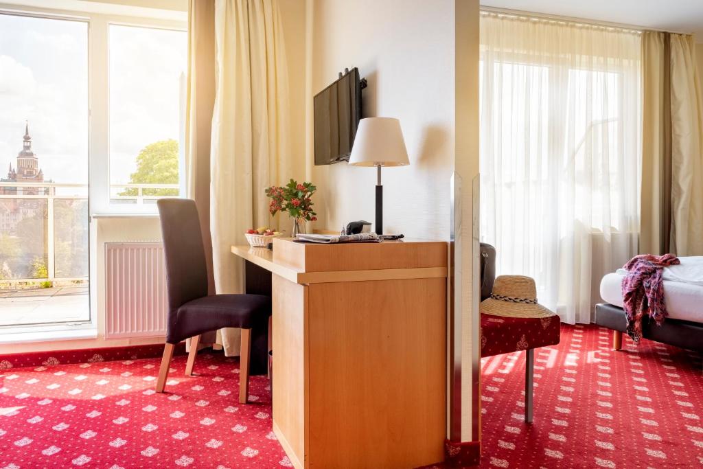 TV a/nebo společenská místnost v ubytování Hotel am Jungfernstieg