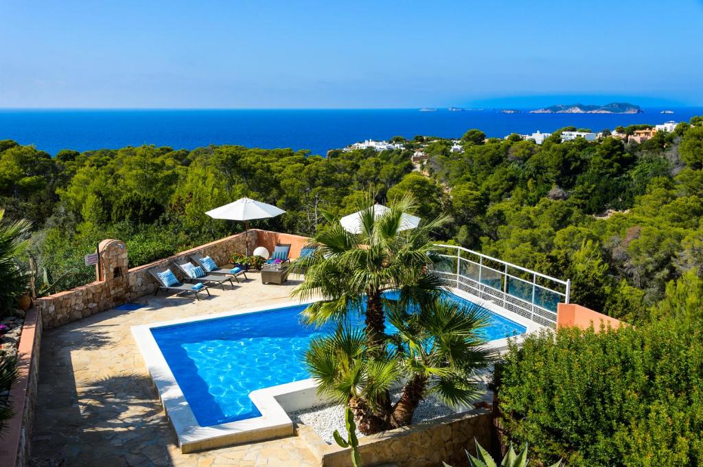 una piscina con vista sull'oceano di CAN COSTA a Cala Vadella