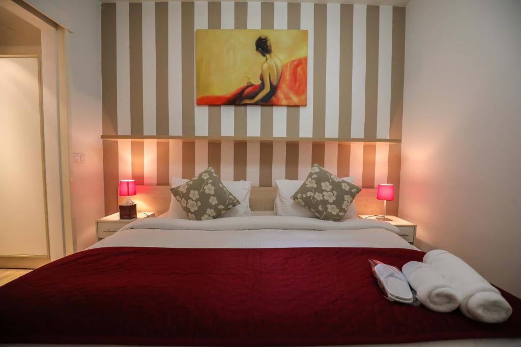 Postel nebo postele na pokoji v ubytování Sky Suites