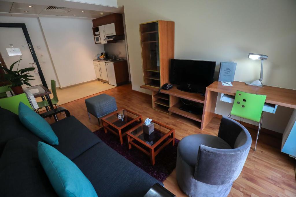TV a/nebo společenská místnost v ubytování Sky Suites